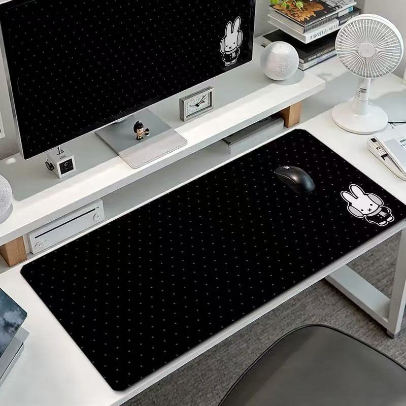 Laptop Accessories Cute - แผ่นรองเมาส์ลายกระต่ายมิฟฟี่น่ารัก ขนาดใหญ่ ลายคาวาอี้ สำหรับเล่นเกมส์ พร้อมลายหูฟัง จุดสีดำกันลื่น